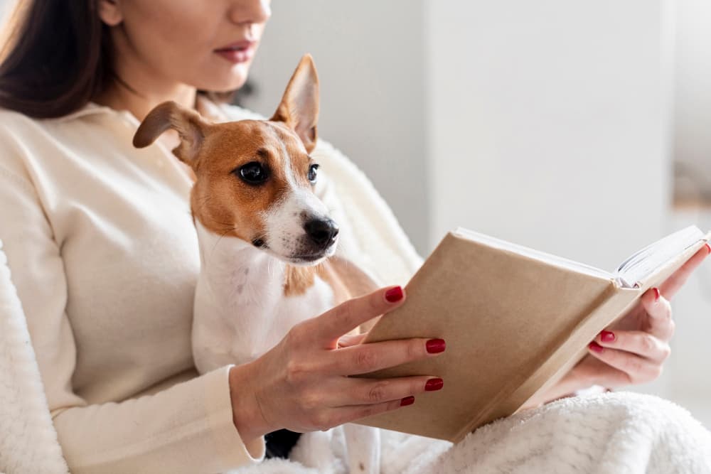 mujer y su mascota leyendo poemas de perros