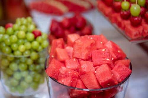 Fruta picada en trozos pequeños para ofrecerla a los caninos